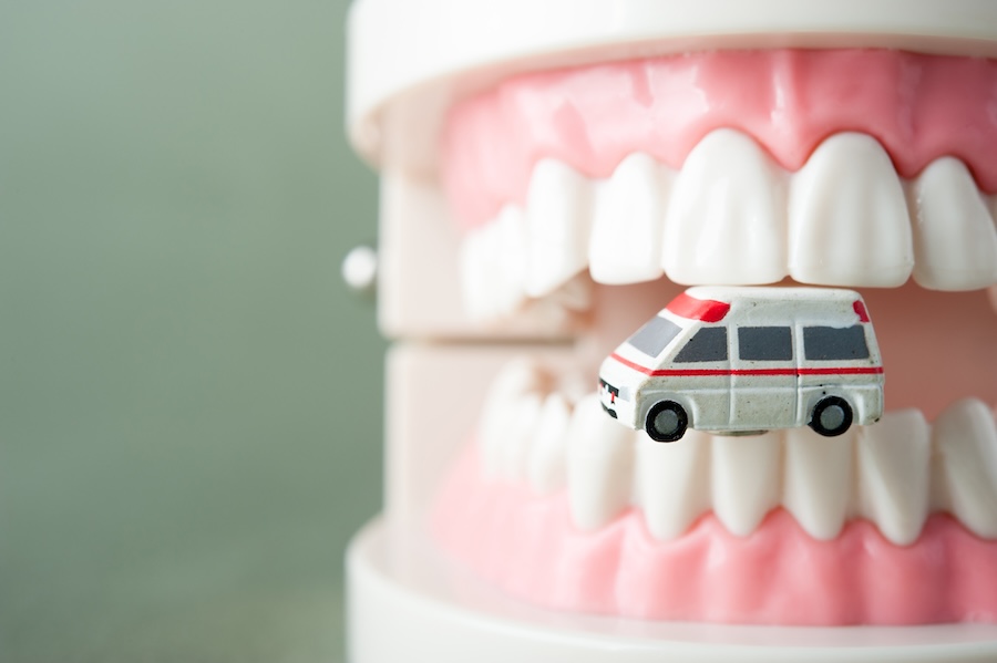ambulance in a mouth to show dental emergencies in Alvin, TX